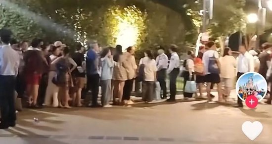 中祥配资 通宵排队14小时，有人带枕头躺路边！迪士尼新品被疯抢